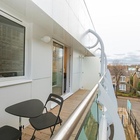 Skyvillion - Cozy Apartments In Enfield Town With Free Parking & Wifi ภายนอก รูปภาพ