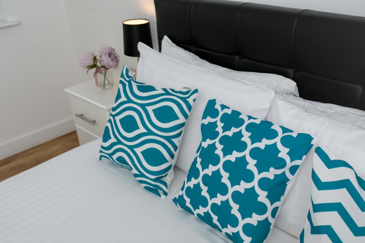 Skyvillion - Cozy Apartments In Enfield Town With Free Parking & Wifi ภายนอก รูปภาพ