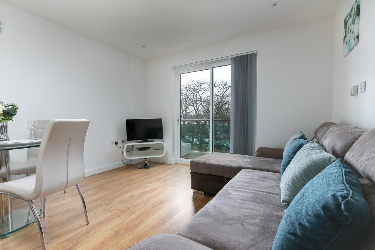 Skyvillion - Cozy Apartments In Enfield Town With Free Parking & Wifi ภายนอก รูปภาพ