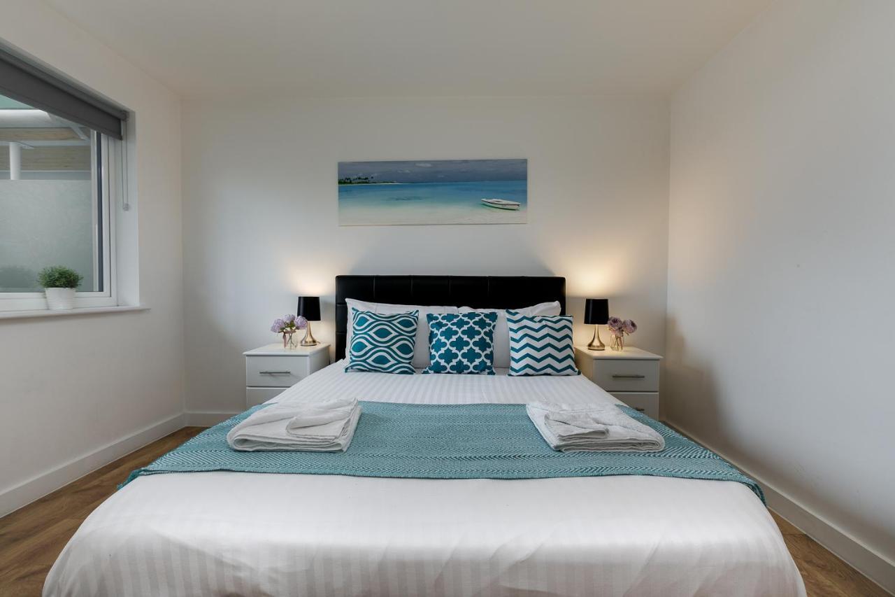 Skyvillion - Cozy Apartments In Enfield Town With Free Parking & Wifi ภายนอก รูปภาพ