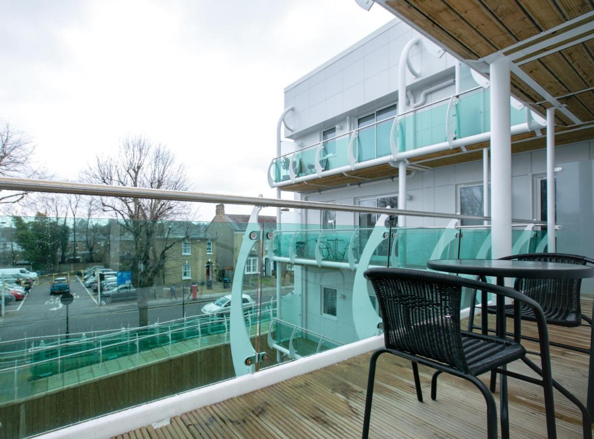 Skyvillion - Cozy Apartments In Enfield Town With Free Parking & Wifi ภายนอก รูปภาพ