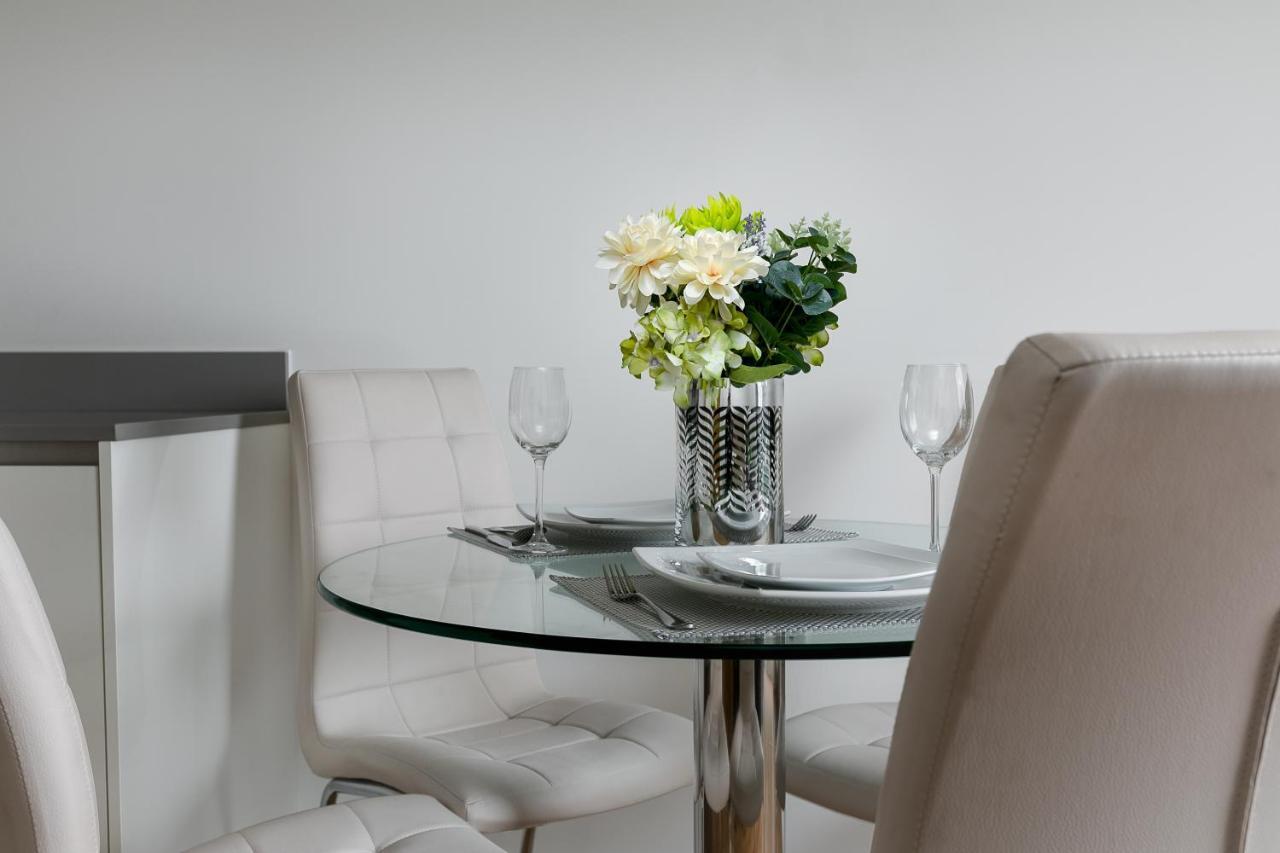 Skyvillion - Cozy Apartments In Enfield Town With Free Parking & Wifi ภายนอก รูปภาพ