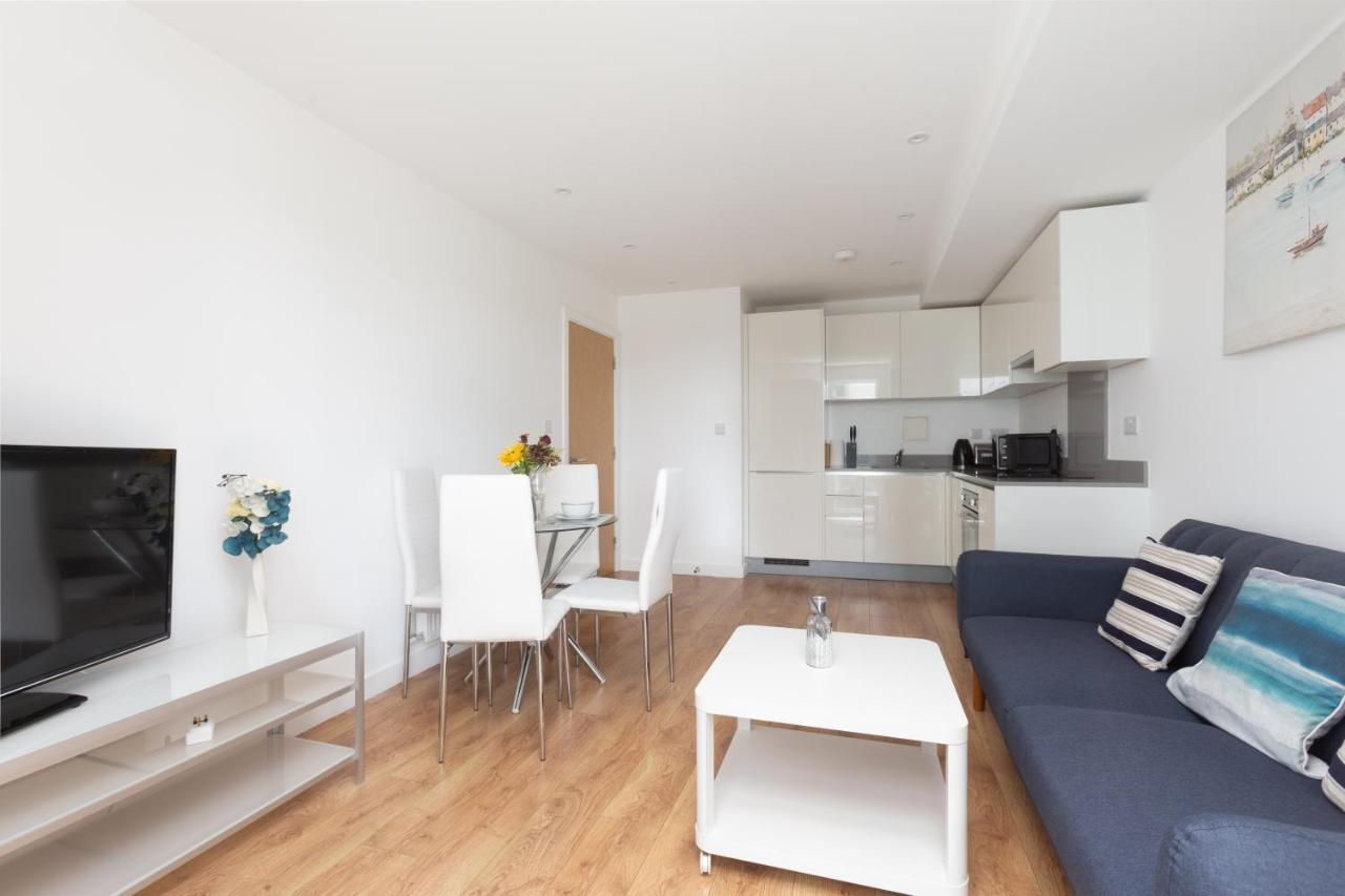 Skyvillion - Cozy Apartments In Enfield Town With Free Parking & Wifi ภายนอก รูปภาพ