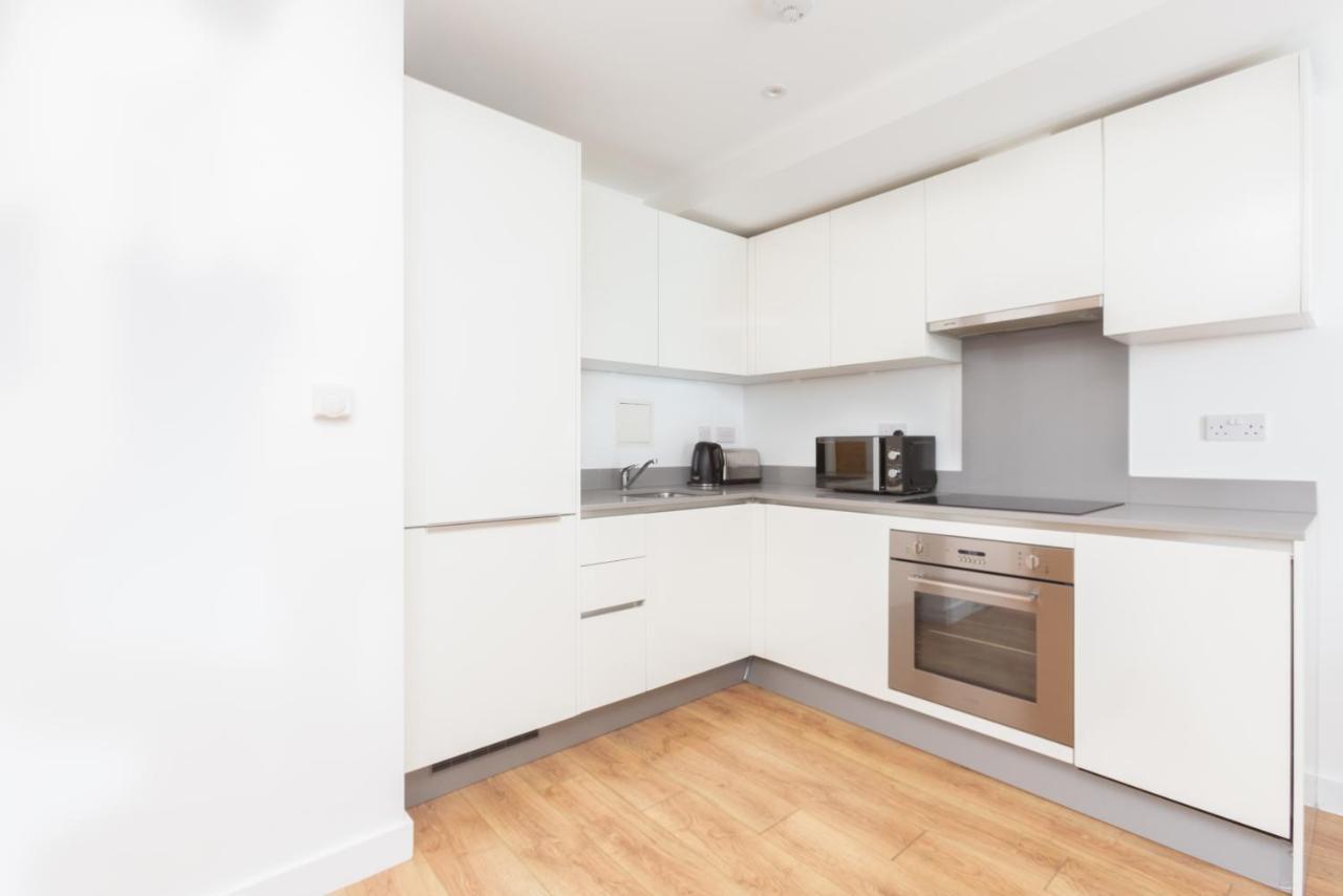 Skyvillion - Cozy Apartments In Enfield Town With Free Parking & Wifi ภายนอก รูปภาพ