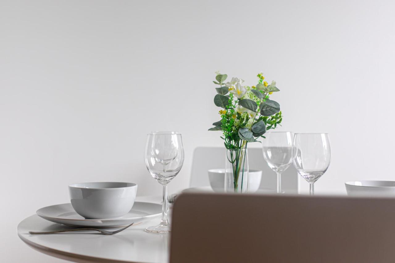 Skyvillion - Cozy Apartments In Enfield Town With Free Parking & Wifi ภายนอก รูปภาพ