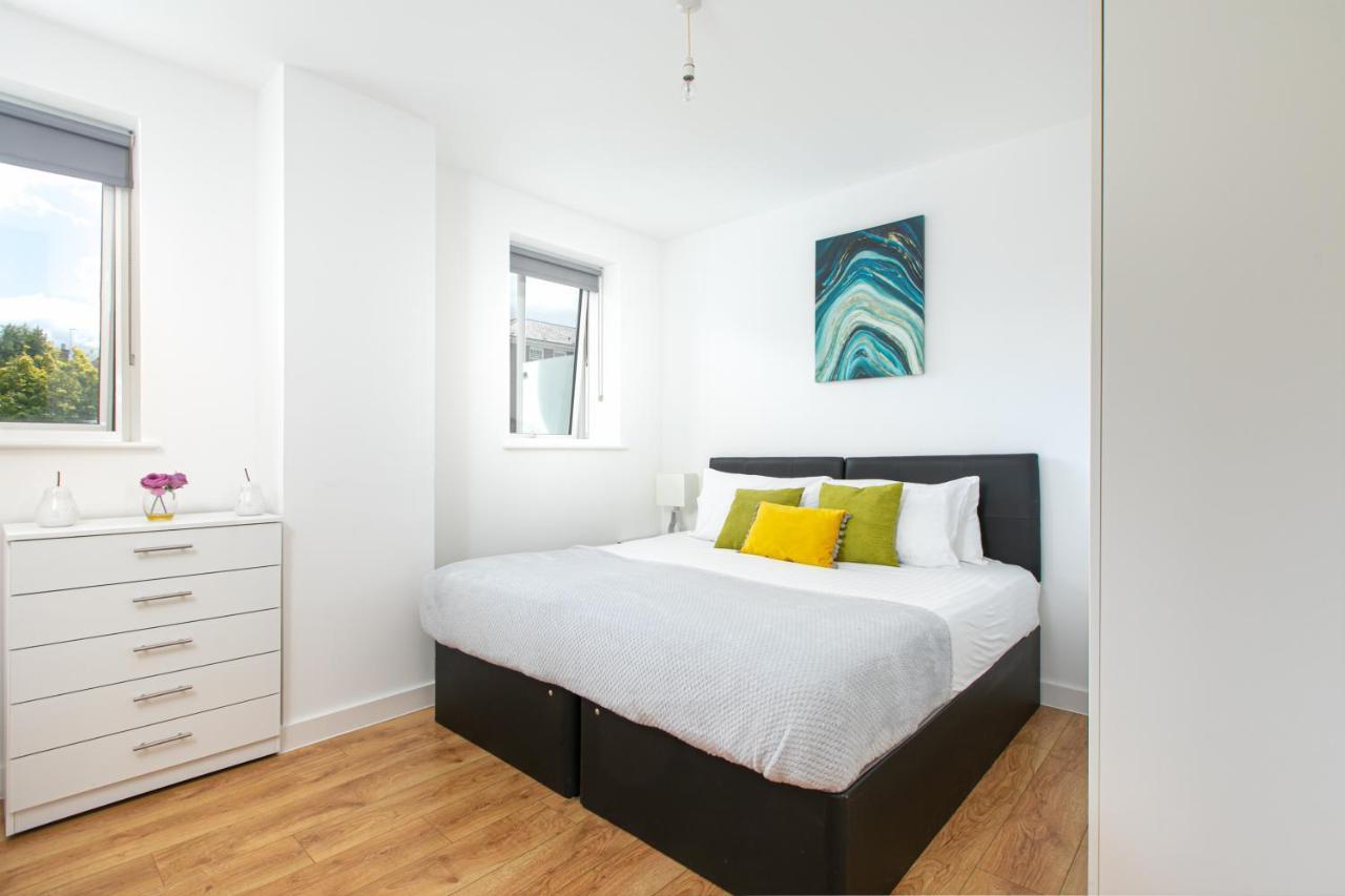 Skyvillion - Cozy Apartments In Enfield Town With Free Parking & Wifi ภายนอก รูปภาพ