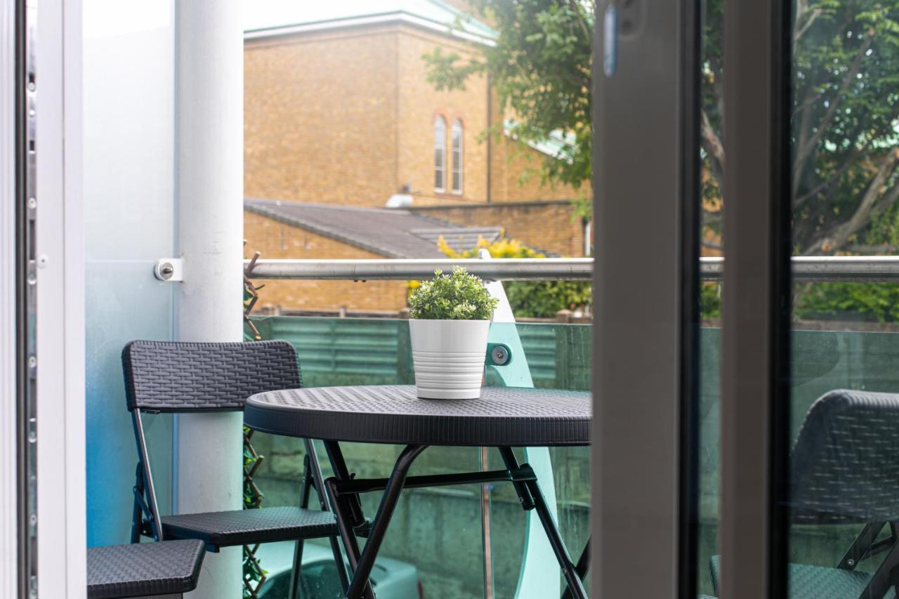 Skyvillion - Cozy Apartments In Enfield Town With Free Parking & Wifi ภายนอก รูปภาพ