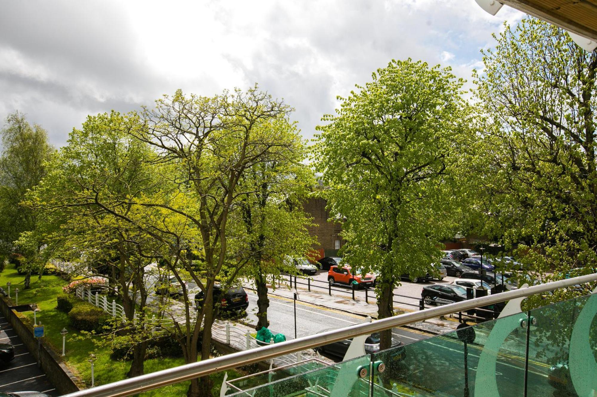 Skyvillion - Cozy Apartments In Enfield Town With Free Parking & Wifi ภายนอก รูปภาพ