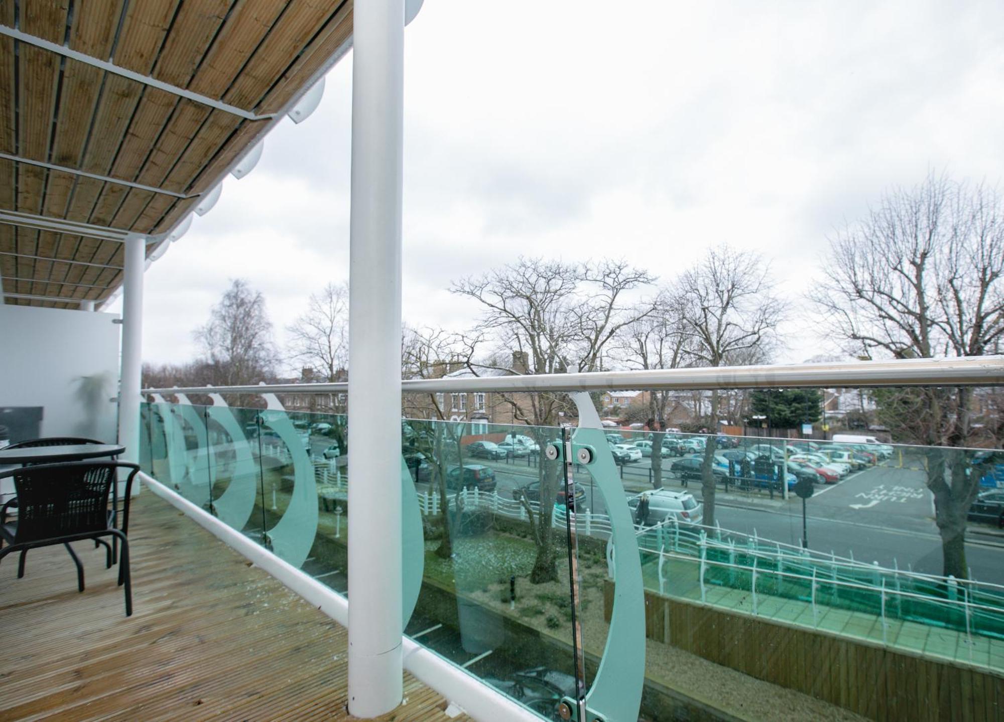Skyvillion - Cozy Apartments In Enfield Town With Free Parking & Wifi ภายนอก รูปภาพ