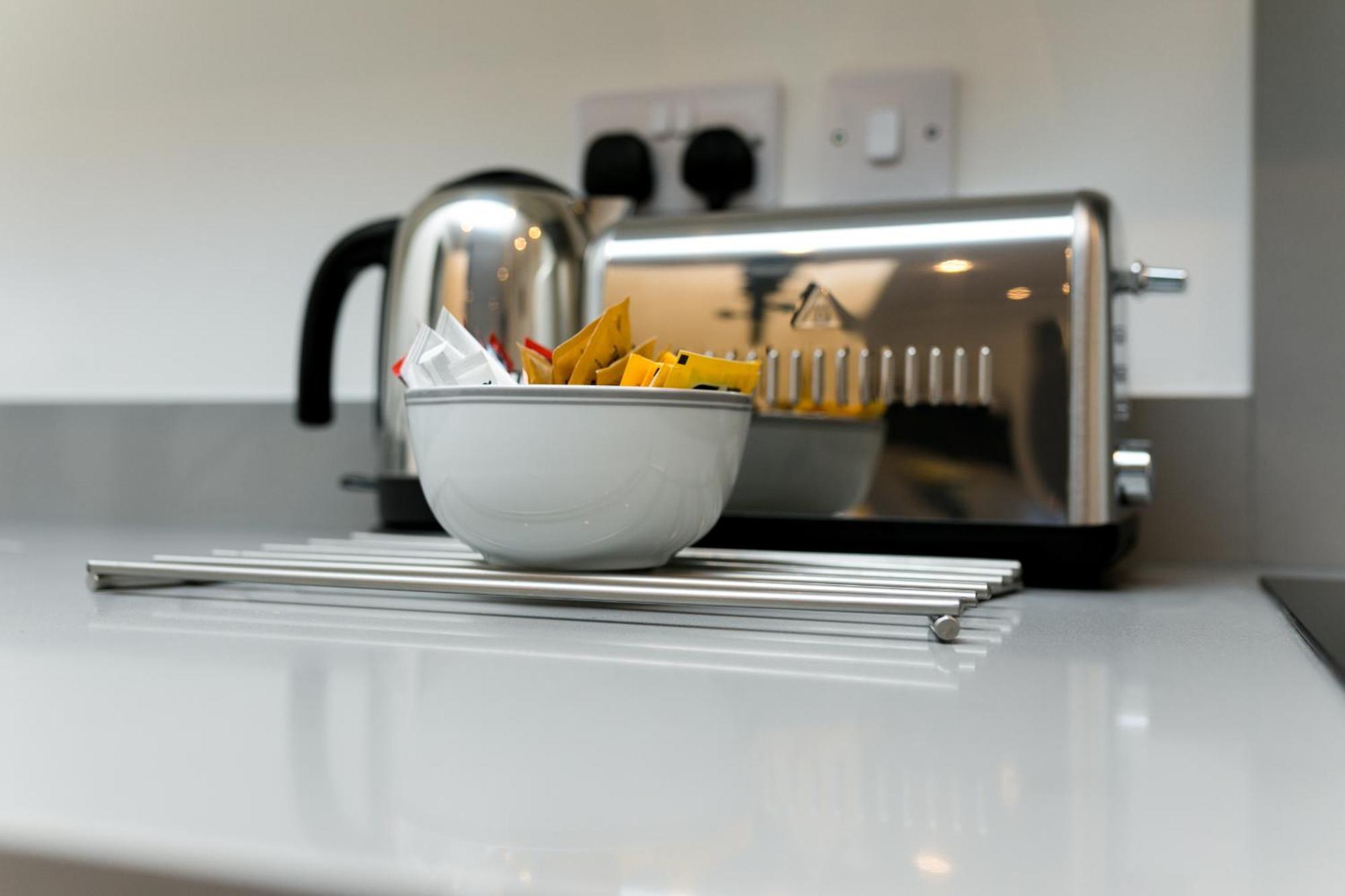 Skyvillion - Cozy Apartments In Enfield Town With Free Parking & Wifi ภายนอก รูปภาพ