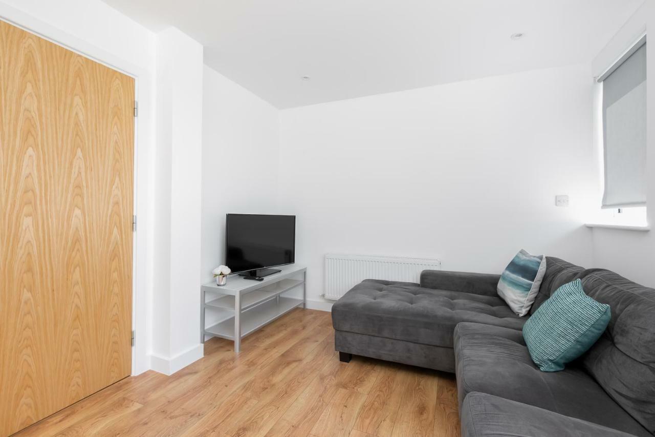 Skyvillion - Cozy Apartments In Enfield Town With Free Parking & Wifi ภายนอก รูปภาพ