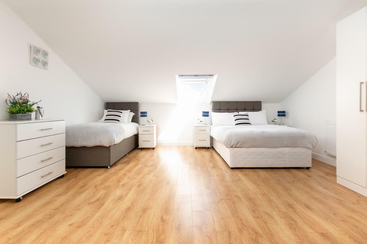 Skyvillion - Cozy Apartments In Enfield Town With Free Parking & Wifi ภายนอก รูปภาพ