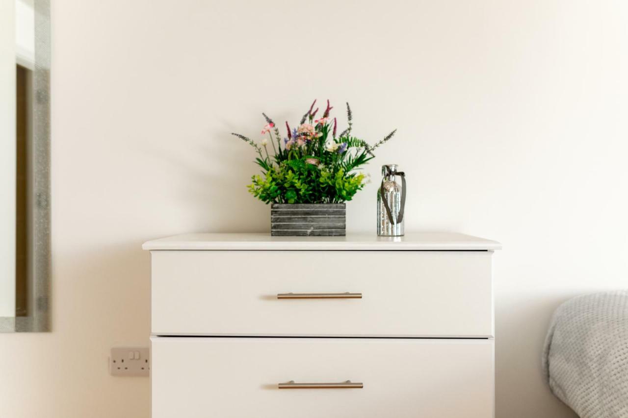 Skyvillion - Cozy Apartments In Enfield Town With Free Parking & Wifi ภายนอก รูปภาพ