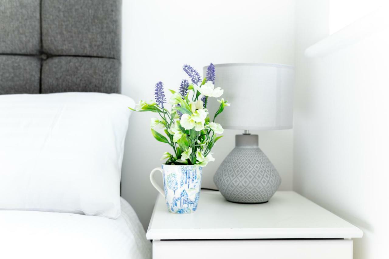 Skyvillion - Cozy Apartments In Enfield Town With Free Parking & Wifi ภายนอก รูปภาพ