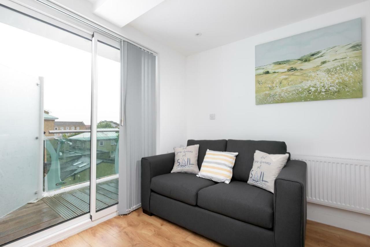 Skyvillion - Cozy Apartments In Enfield Town With Free Parking & Wifi ภายนอก รูปภาพ